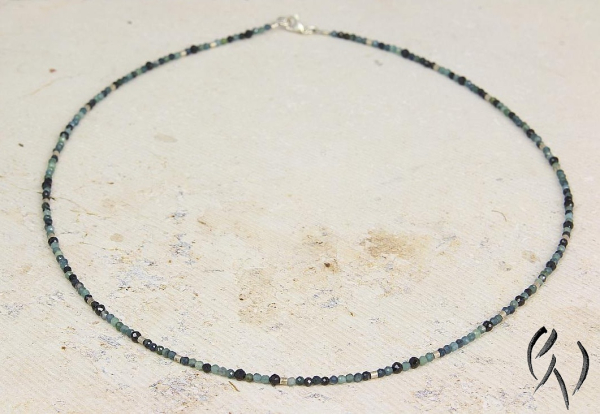 Feine Steinkette aus Turmalin und schwarzem Spinell